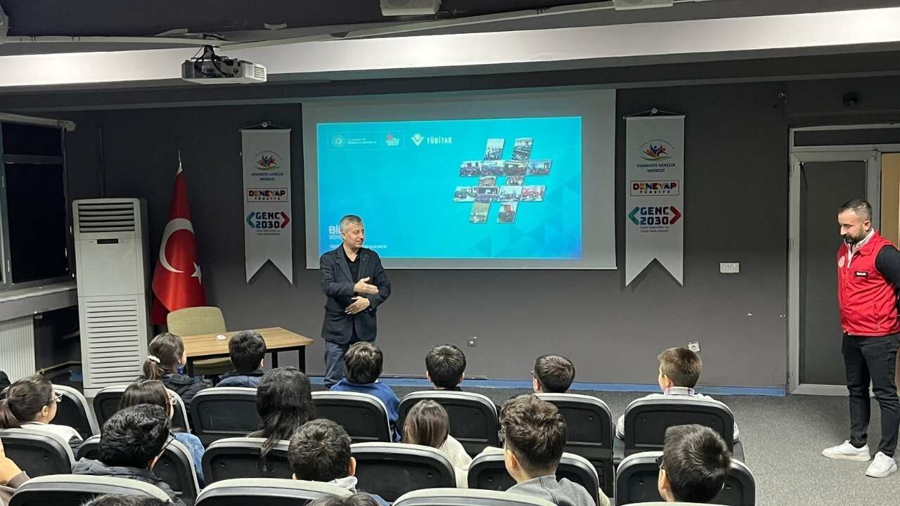 Osmaniye'de Yapay Zeka Rüzgarı Gençler Geleceği Uzmanından Dinledi