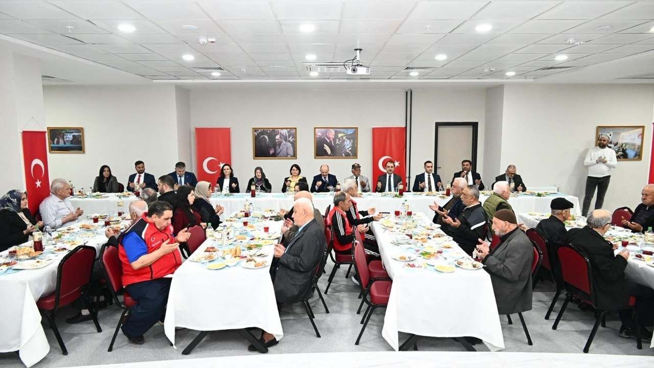 Osmaniye’de Yüreklere Dokunan Iftar Vali Serdengeçti O Masada Büyüklerle Buluştu! (1)