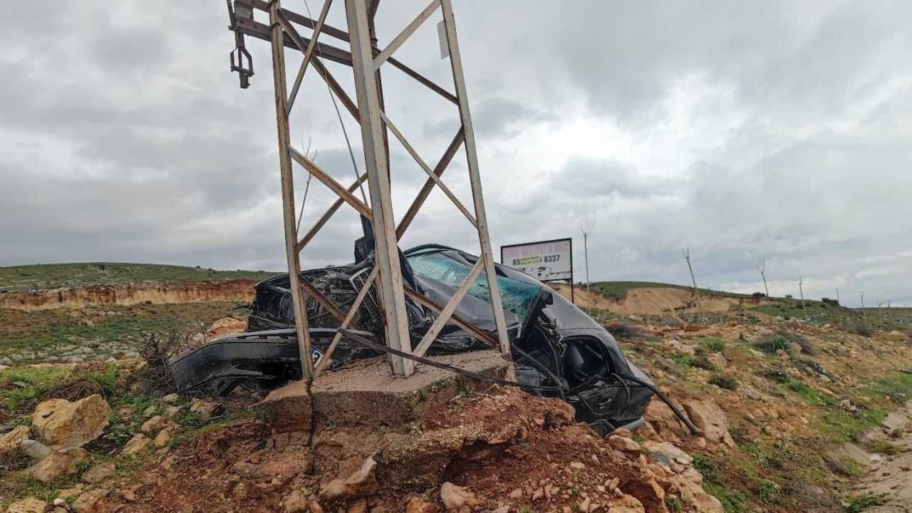 Reyhanlı’da Direğe Çarpan Otomobilin Sürücüsü Hayatını Kaybetti (1)-1