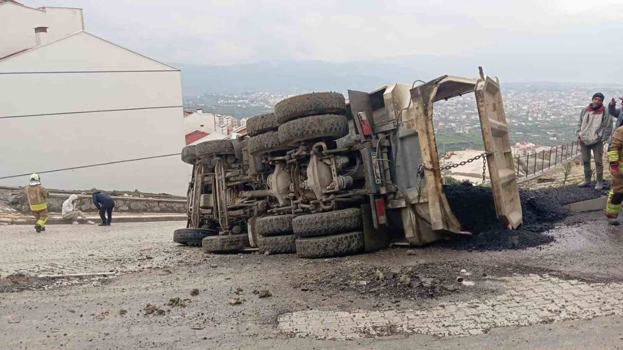 Samandağ’da Devrilen Tırın Sürücüsü Yaralandı (2)