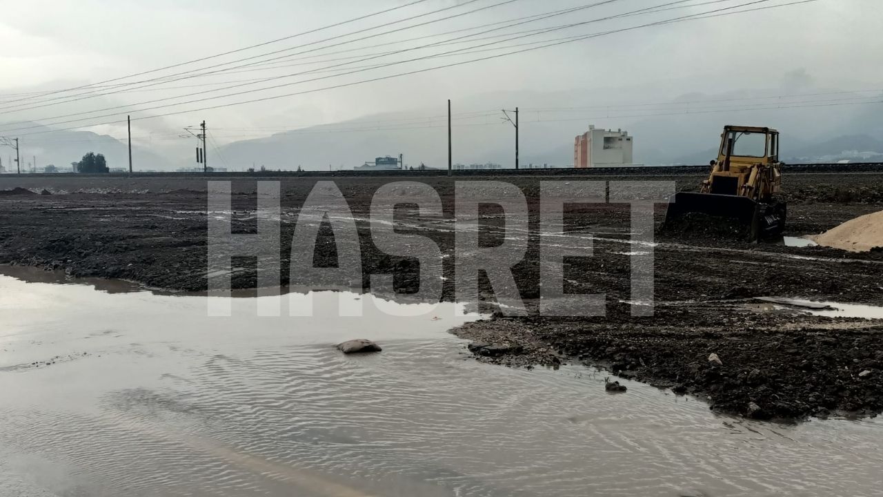 Yol Değil Adeta Göl! Sürücüler Geçmekte Zorlanıyor, İşte O Görüntüler-1