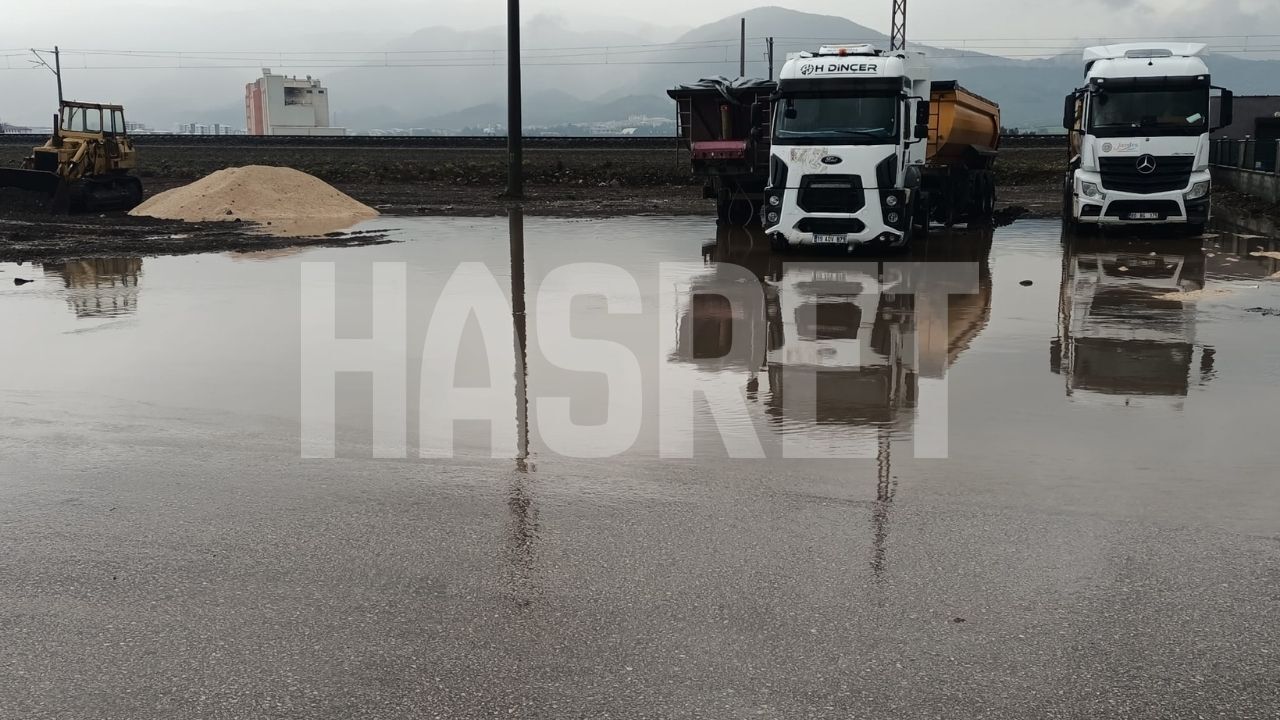 Yol Değil Adeta Göl! Sürücüler Geçmekte Zorlanıyor, İşte O Görüntüler (2)