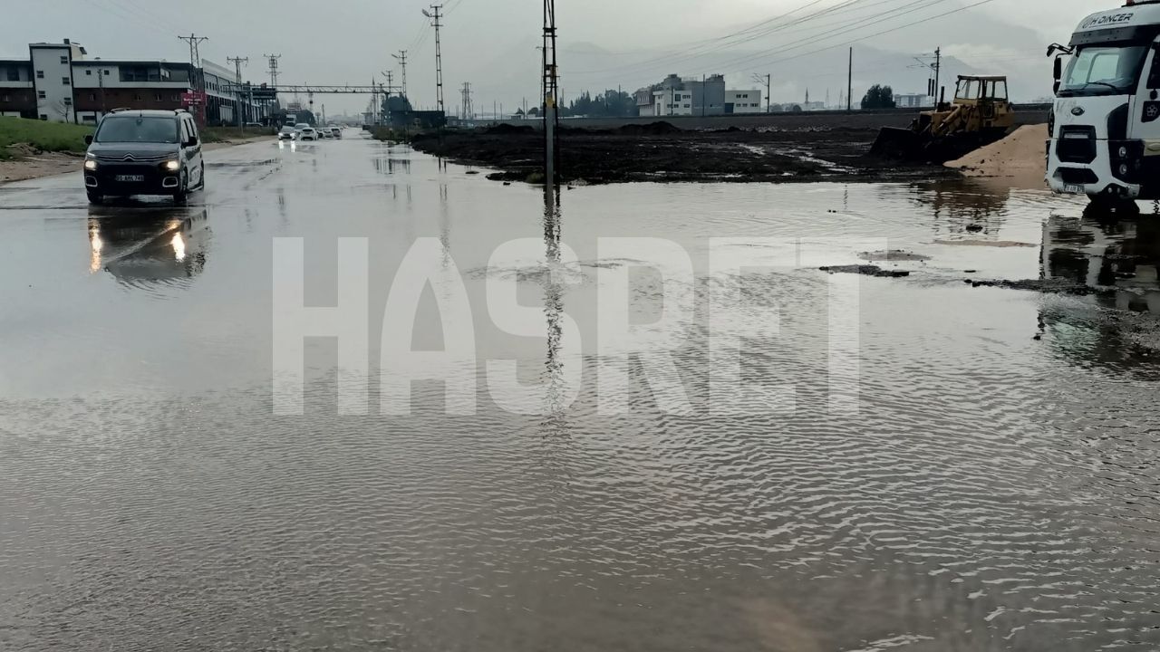 Yol Değil Adeta Göl! Sürücüler Geçmekte Zorlanıyor, İşte O Görüntüler (3)