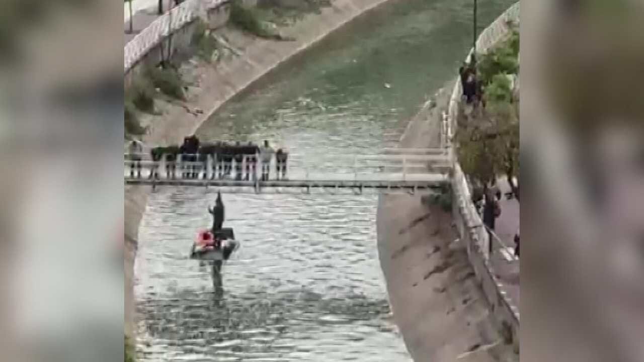 Adana’da Otomobil Sulama Kanalına Düştü (1)