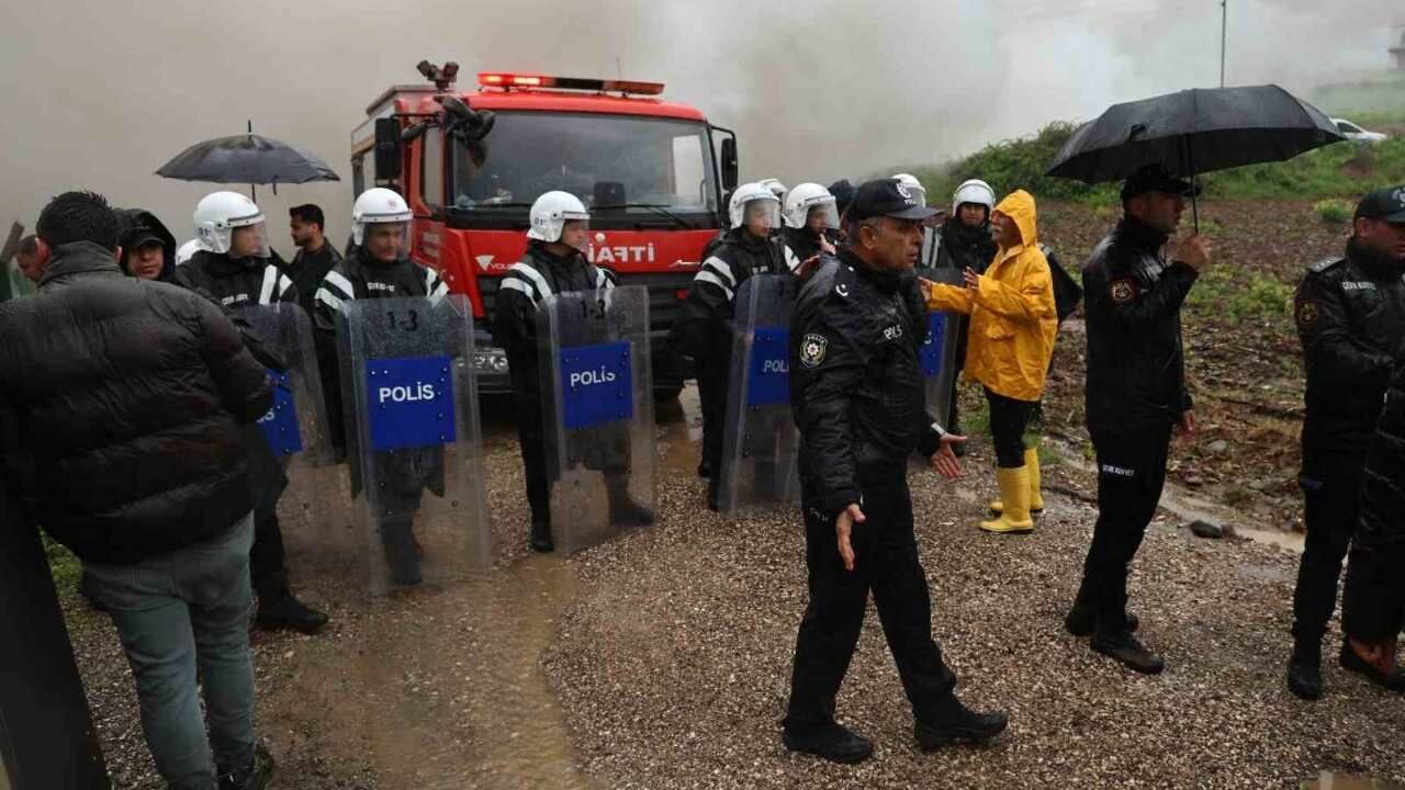 Adana’da Yıkım Sırasında Gerginlik Evini Ateşe Verdi (1)