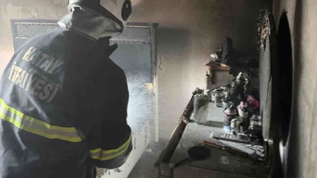 Antakya’da Korkutan Ev Yangını İtfaiyenin Hızlı Müdahalesi Faciayı Önledi (1)