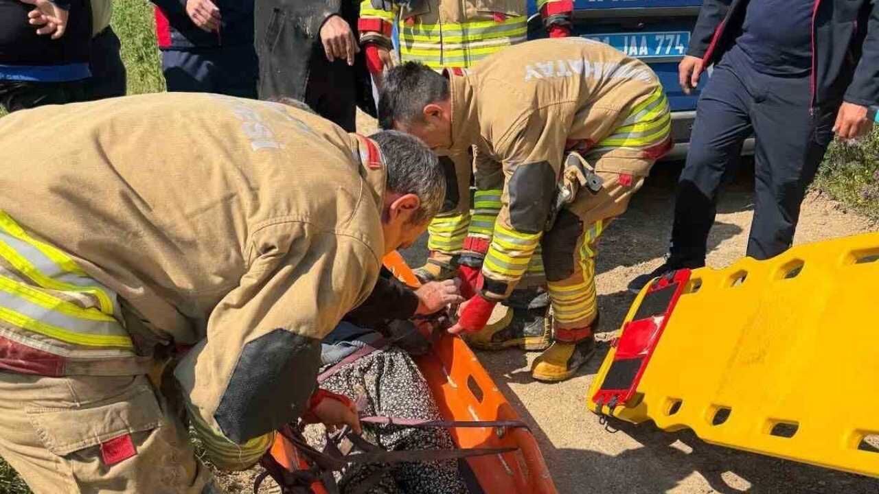 Antakya’da Traktörün Altında Kalan Kadın Yaralandı (2)