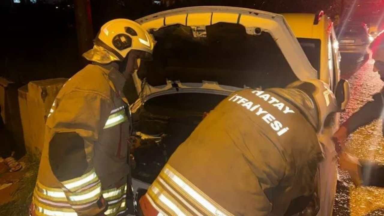 Defne’de Korkutan Araç Yangını Motor Kısmı Bir Anda Alev Aldı (1)