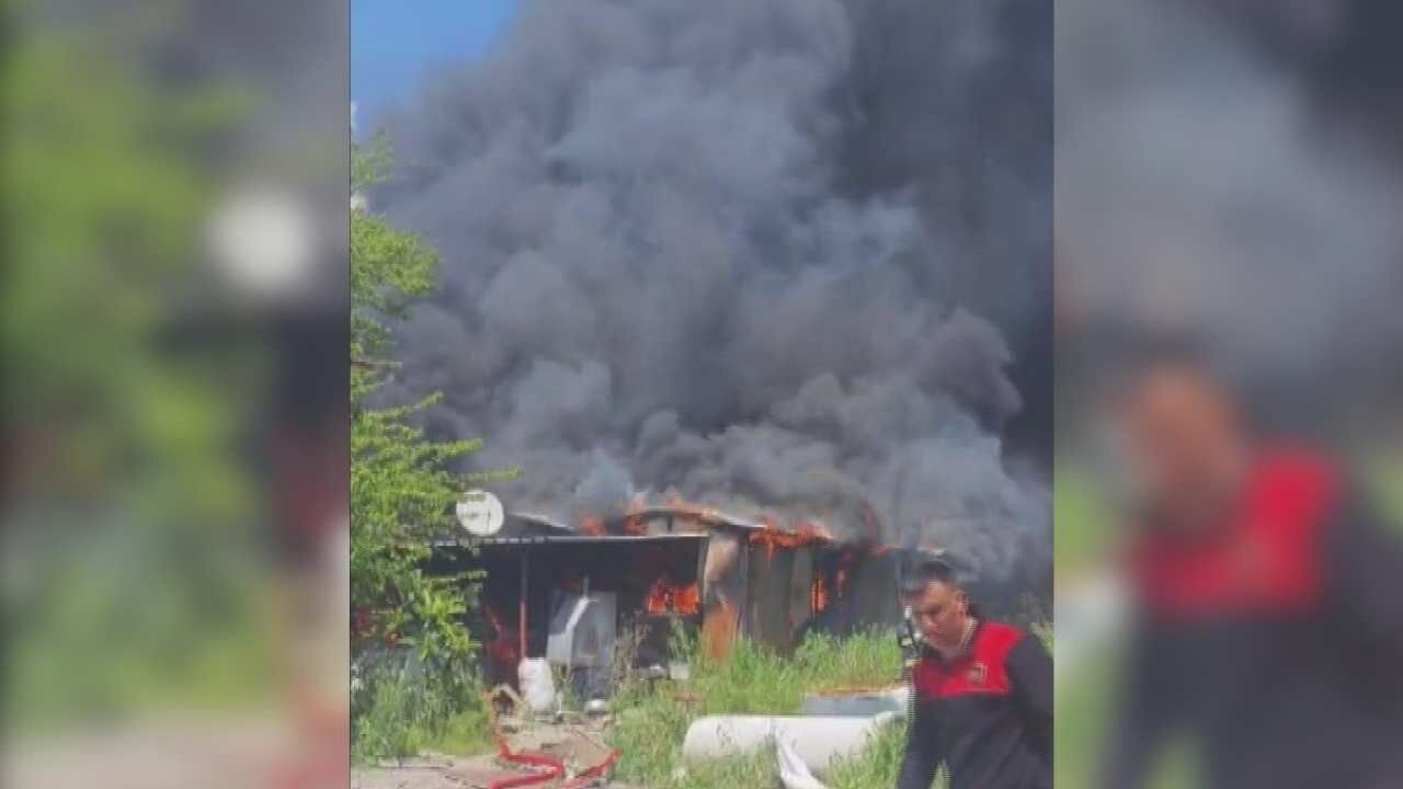 Depremzede Ailenin İkinci Yıkımı 2 Konteyner Alevlere Teslim Oldu (2)