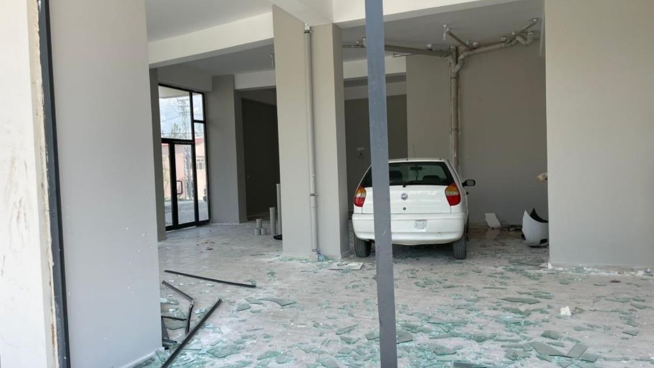 Düziçi'nde Otomobil Boş Dükkana Daldı 1 Yaralı (1)