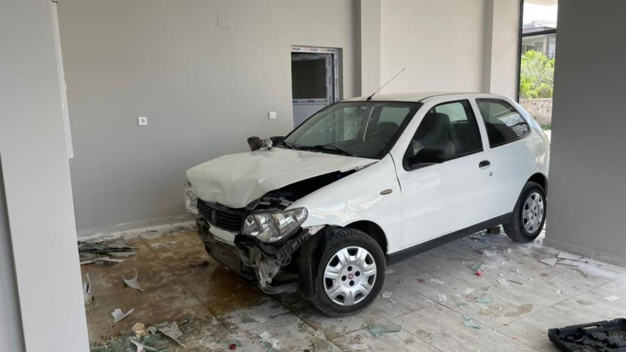 Düziçi'nde Otomobil Boş Dükkana Daldı 1 Yaralı (2)