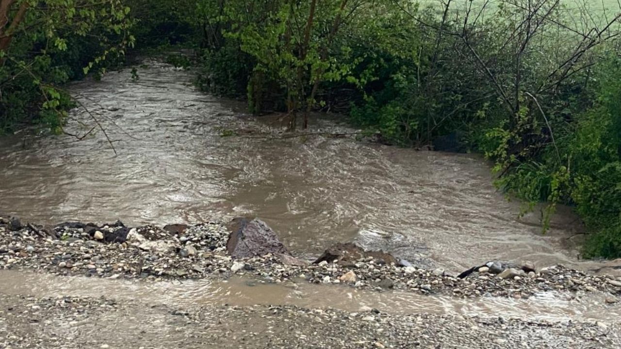 Düziçi'nde Sağanak Yağış Hayatı Felç Etti Dereler Taştı, Yollar Su Altında Kaldı (1)