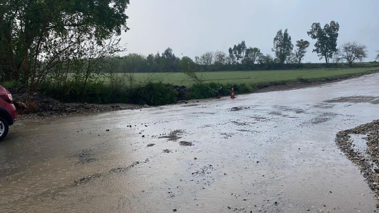 Düziçi'nde Sağanak Yağış Hayatı Felç Etti Dereler Taştı, Yollar Su Altında Kaldı