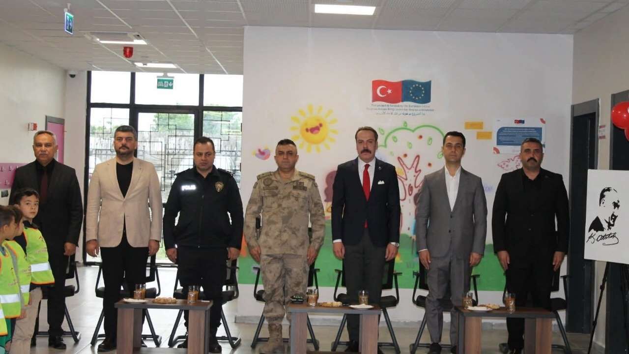 Erzin’de 23 Nisan Kutlamaları Ağaç Dikme Etkinliğiyle Başladı (2)