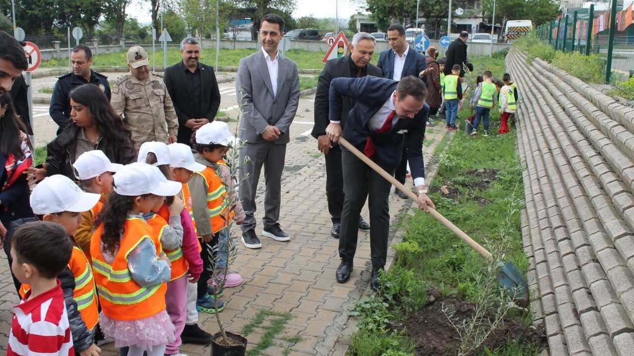 Erzin’de 23 Nisan Kutlamaları Ağaç Dikme Etkinliğiyle Başladı