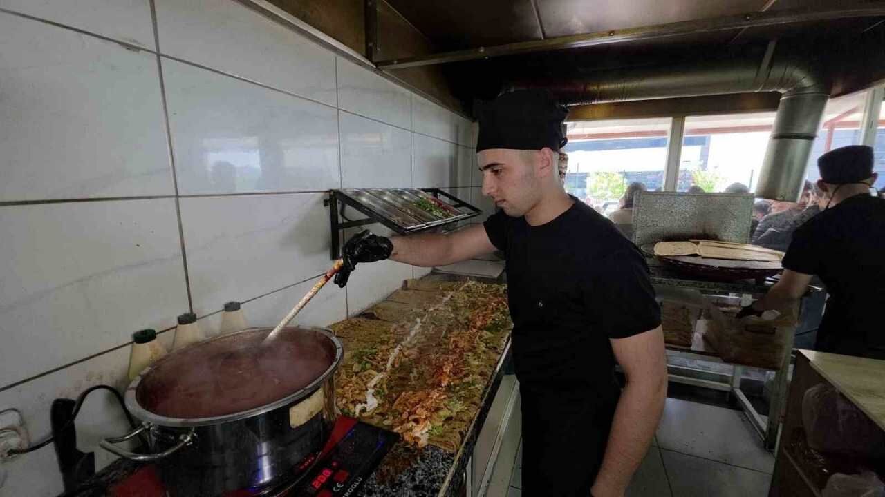 Hassa'da 23 Nisan Sürprizi Esnaftan Depremzede Çocuklara Ücretsiz Döner İkramı (1)