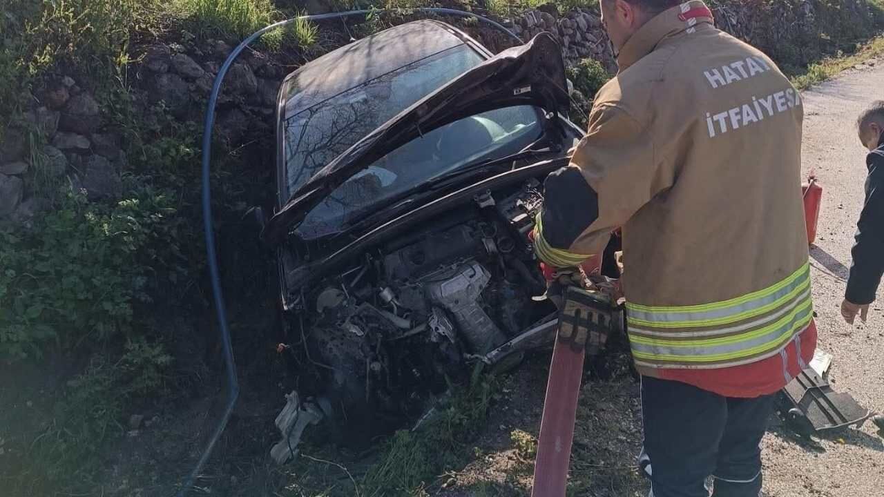 Hatay Yayladağı’nda Korkutan Kaza Kontrolden Çıkan Otomobil Bahçe Duvarına Çarptı (2)