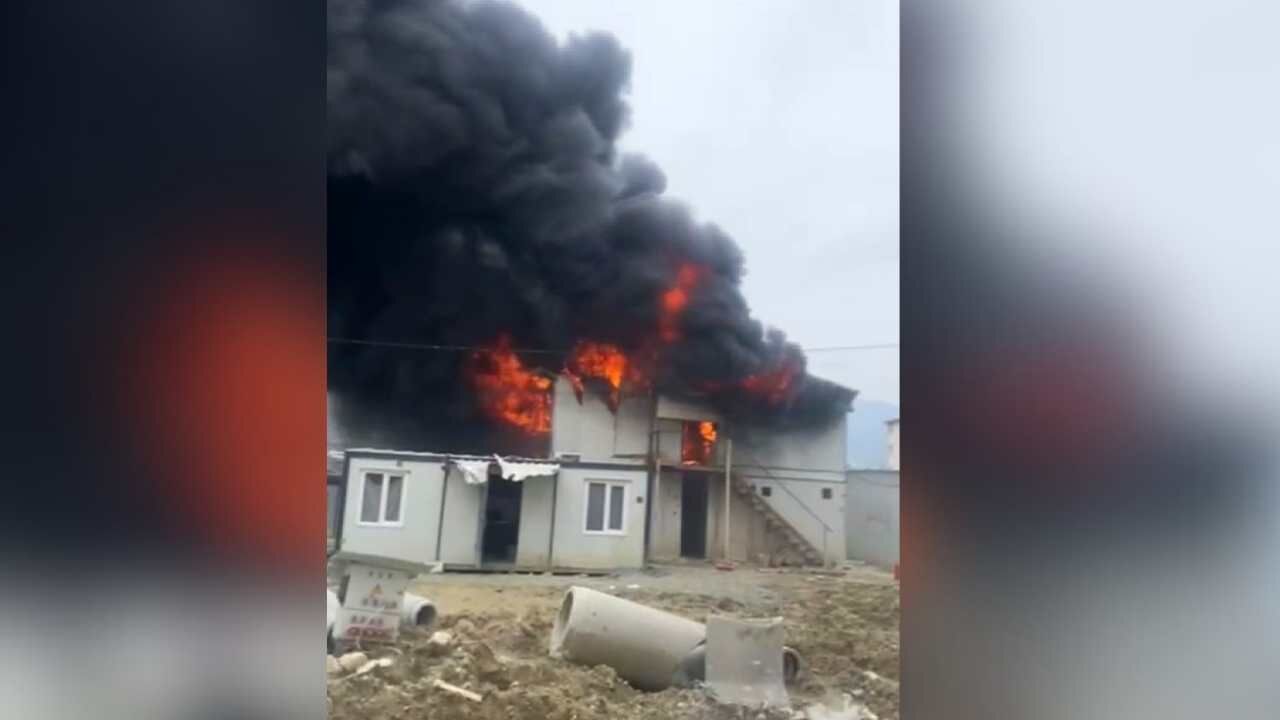 Hatay’da Işçi Yatakhanesi Yangında Kullanılamaz Hale Geldi (1)