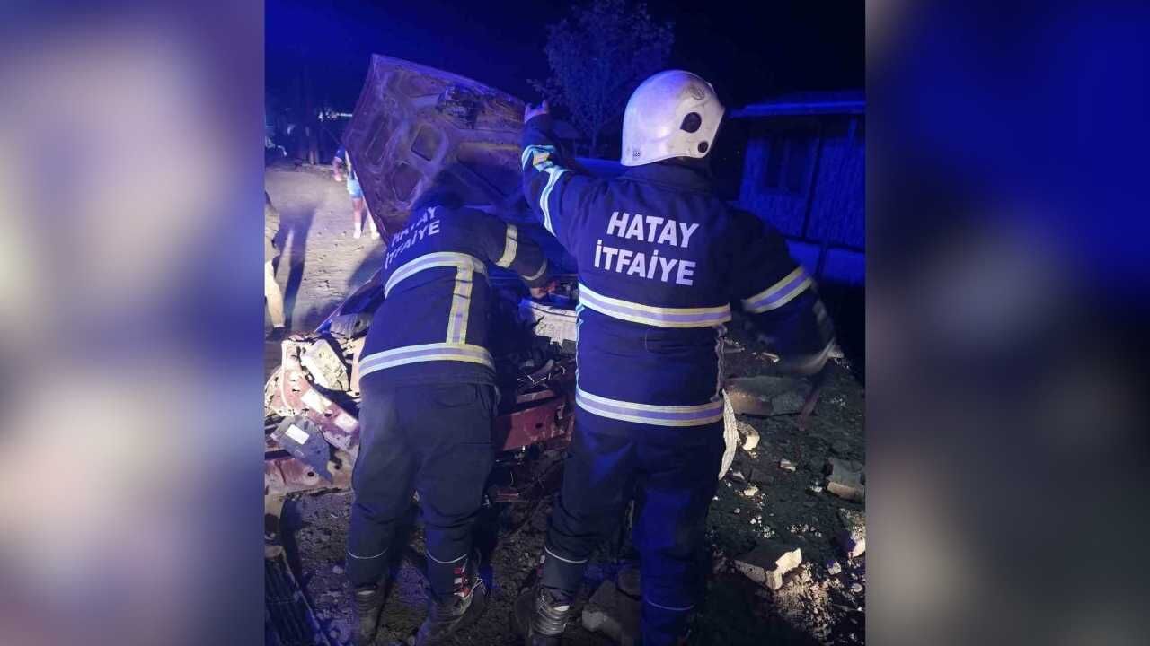 Hatay’da Otomobil Ağaca Çarptı 3 Kişi Yaralandı (2)