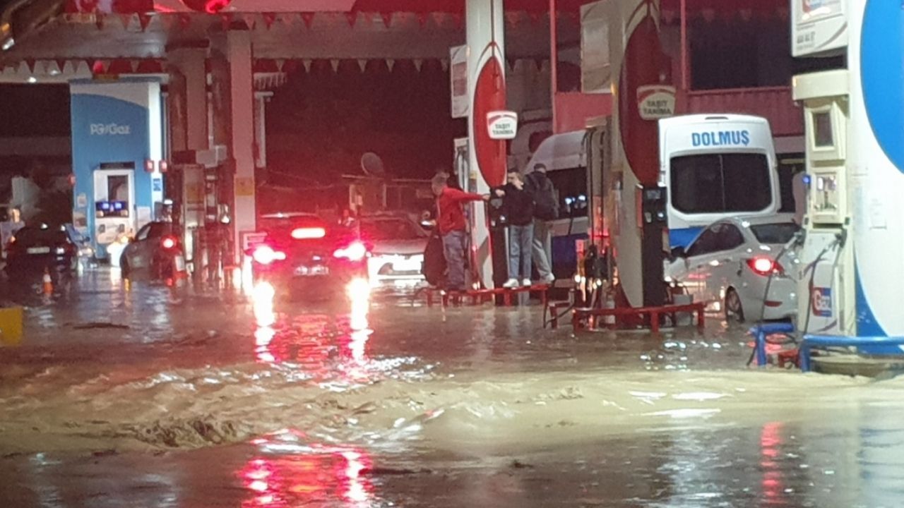 Kadirli’de Bülbül Deresi Ve Savrun Çayı Taştı İlçe Merkezini Sel Bastı! Belediye Başkanı'ndan 'Evden Çıkmayın' Çağırısı-2