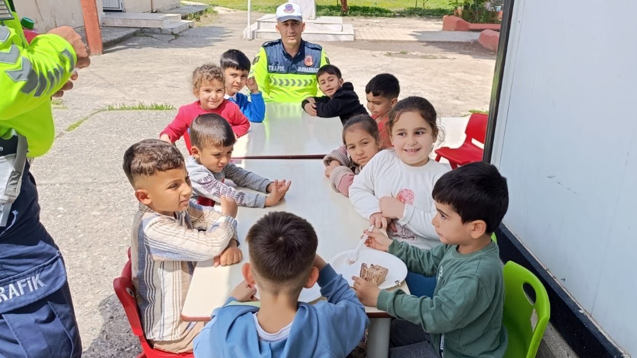 Kırmıtlı’da Duygulu Doğum Günü Trafik Jandarması Burak Efe’yi Yalnız Bırakmadı (1)