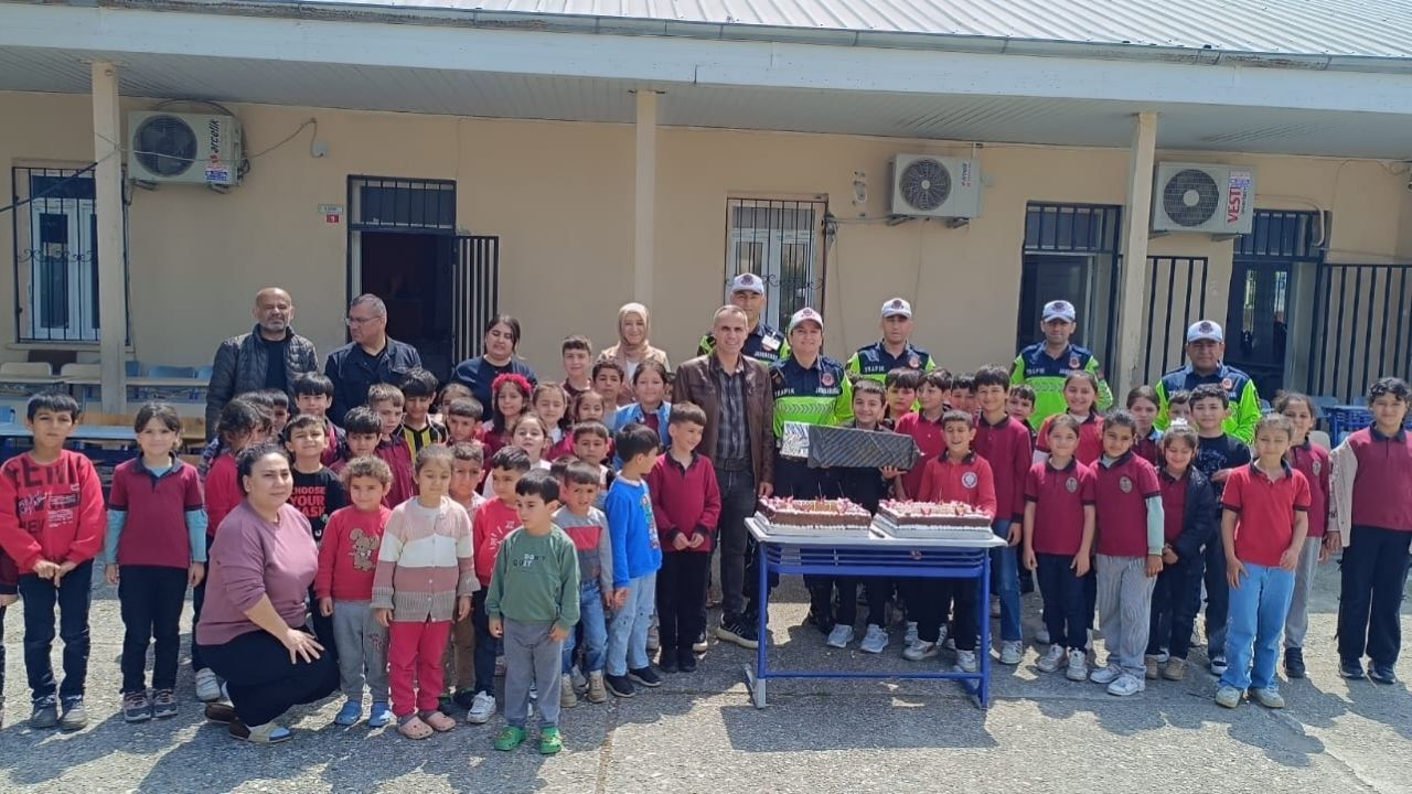 Kırmıtlı’da Duygulu Doğum Günü Trafik Jandarması Burak Efe’yi Yalnız Bırakmadı