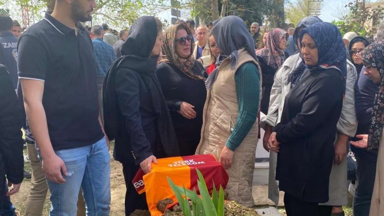 Okul Saldırısında Ölen Osmaniyeli Adnan’ın Mezarına Galatasaray Forması Bırakıldı! (1)