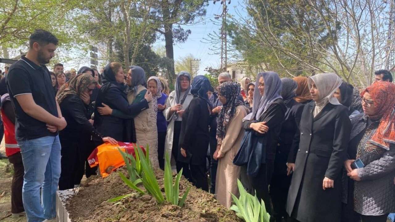 Okul Saldırısında Ölen Osmaniyeli Adnan’ın Mezarına Galatasaray Forması Bırakıldı! (2)