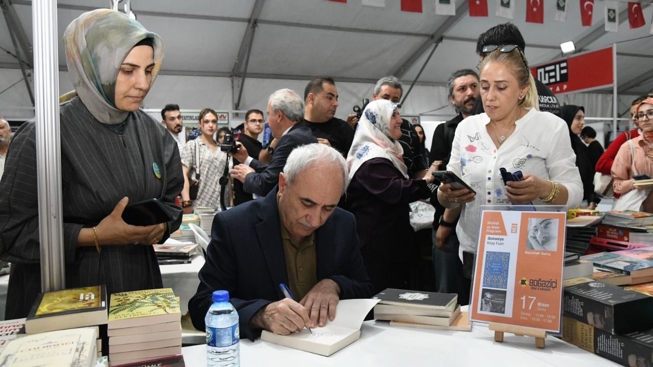 Osmaniye 8. Kitap Fuarı’nda Nurullah Genç Rüzgarı Okurlarıyla Buluştu (1)