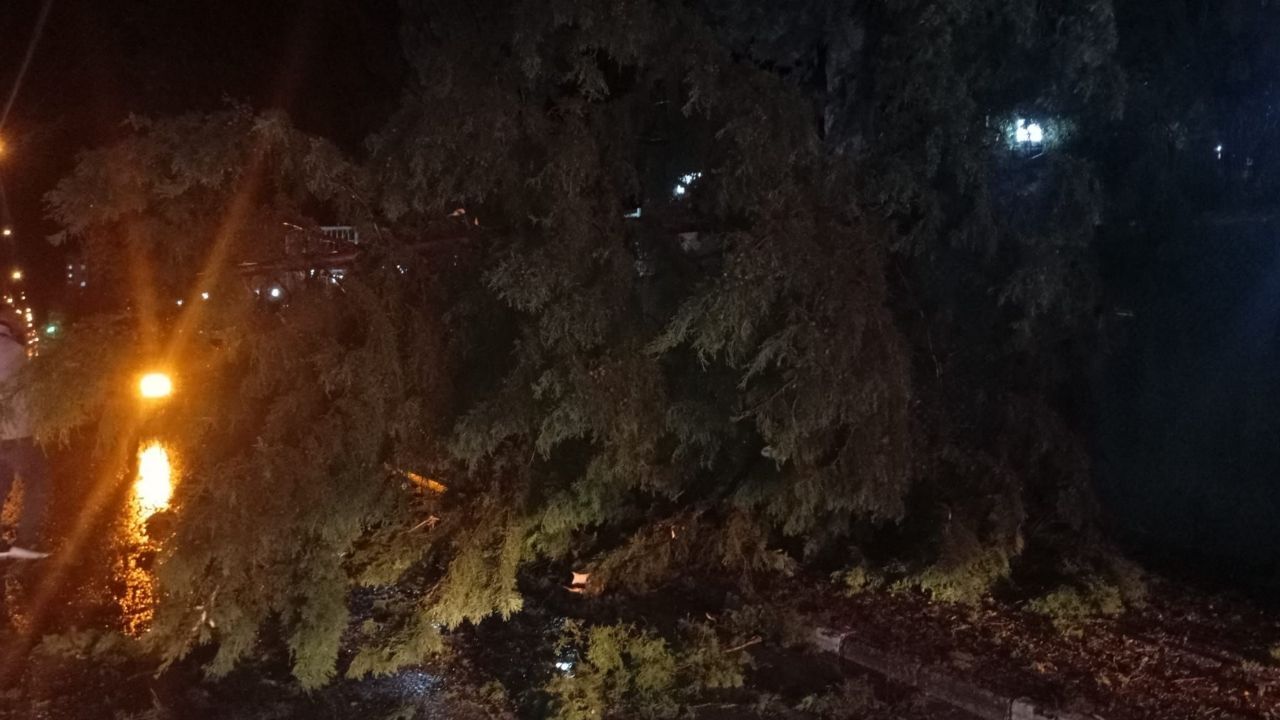 Osmaniye Düziçi’nde Şiddetli Fırtına Yollar Kapandı, Yıldırım Düştü (2)