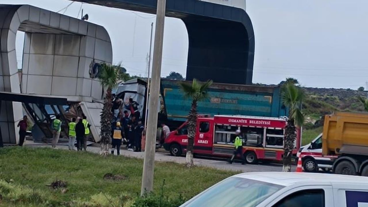 Osmaniye Osb Girişinde Feci Kaza Tır Gişe Kabinine Çarptı! (1)