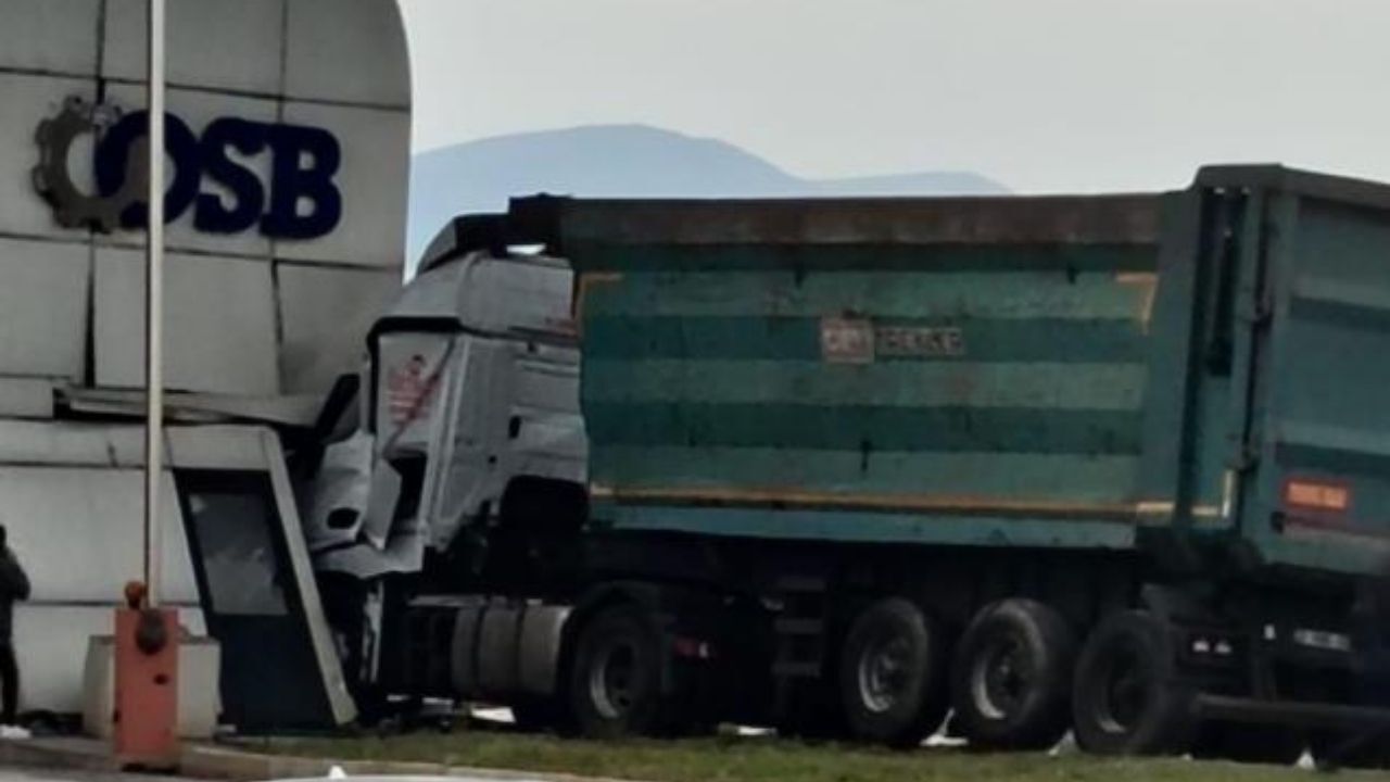Osmaniye Osb Girişinde Feci Kaza Tır Gişe Kabinine Çarptı! (2)