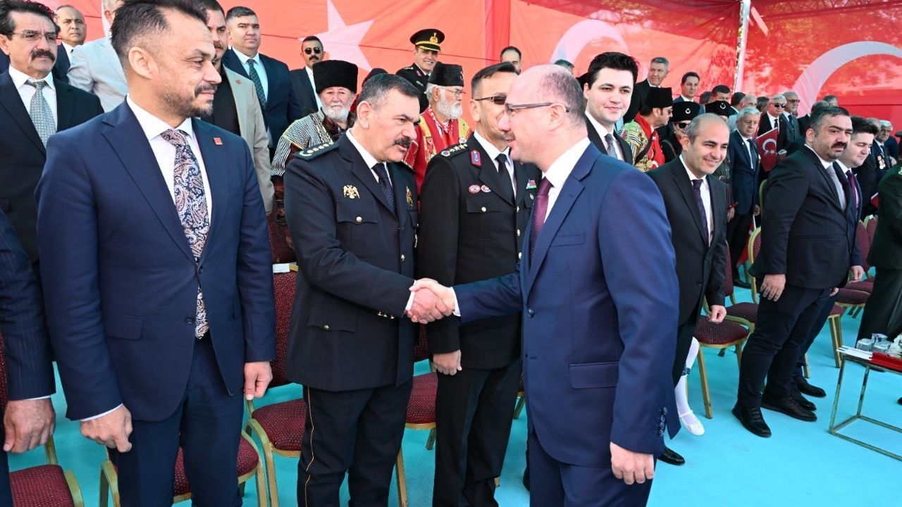 Osmaniye’de 23 Nisan Coşkusu Vali Serdengeçti Miniklerin Sevincine Ortak Oldu (2)