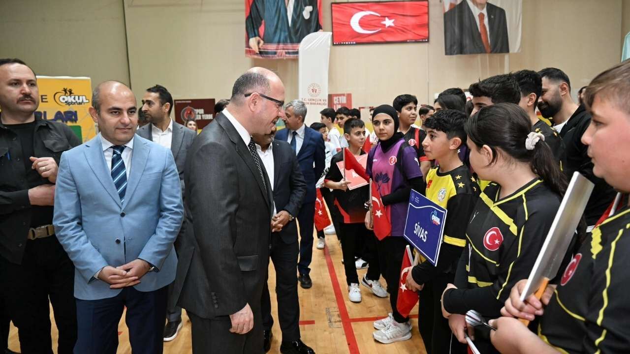 Osmaniye'de Dart Heyecanı Genç Sporcular Grup Birinciliği İçin Yarışıyor (4)