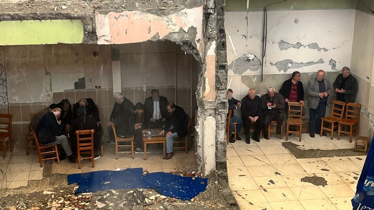 Osmaniye'de Ezber Bozan Görüntü Sağanak Yağmur Bile Tavla Keyfini Bölemedi! (1)