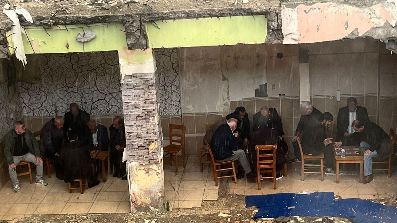 Osmaniye'de Ezber Bozan Görüntü Sağanak Yağmur Bile Tavla Keyfini Bölemedi! (2)