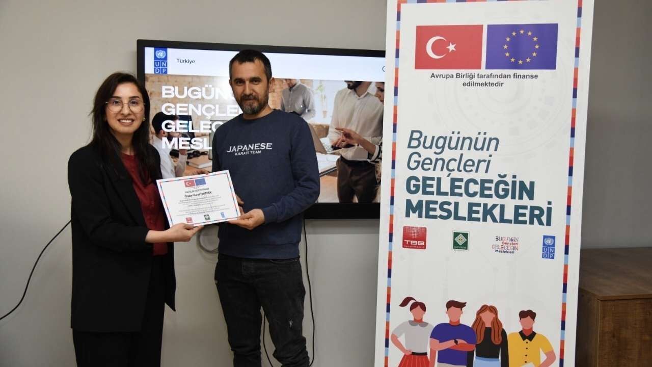 Osmaniye’de Geleceğin Dijital Tasarımcıları Sertifikalarını Aldı (1)