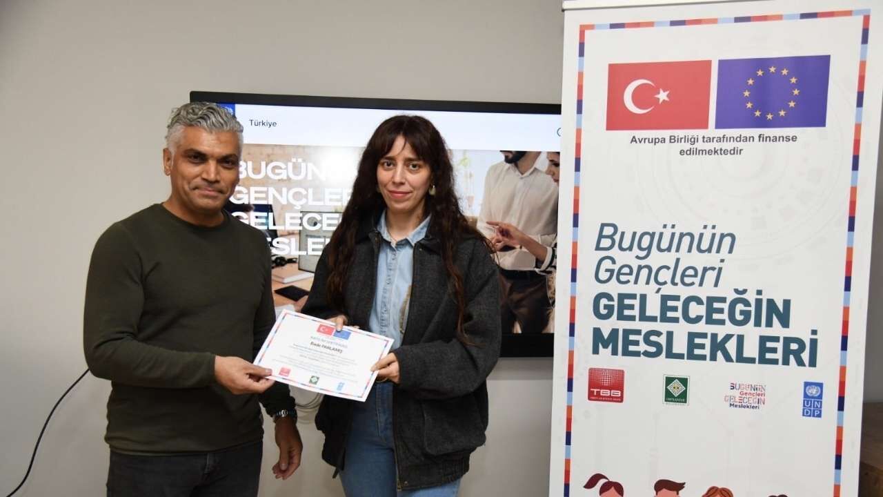 Osmaniye’de Geleceğin Dijital Tasarımcıları Sertifikalarını Aldı (3)-1