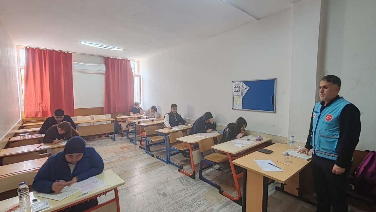 Osmaniye’de Gençler Umre Ödülü İçin Yarıştı Binlerce Öğrenci Sınavda Ter Döktü! (1)