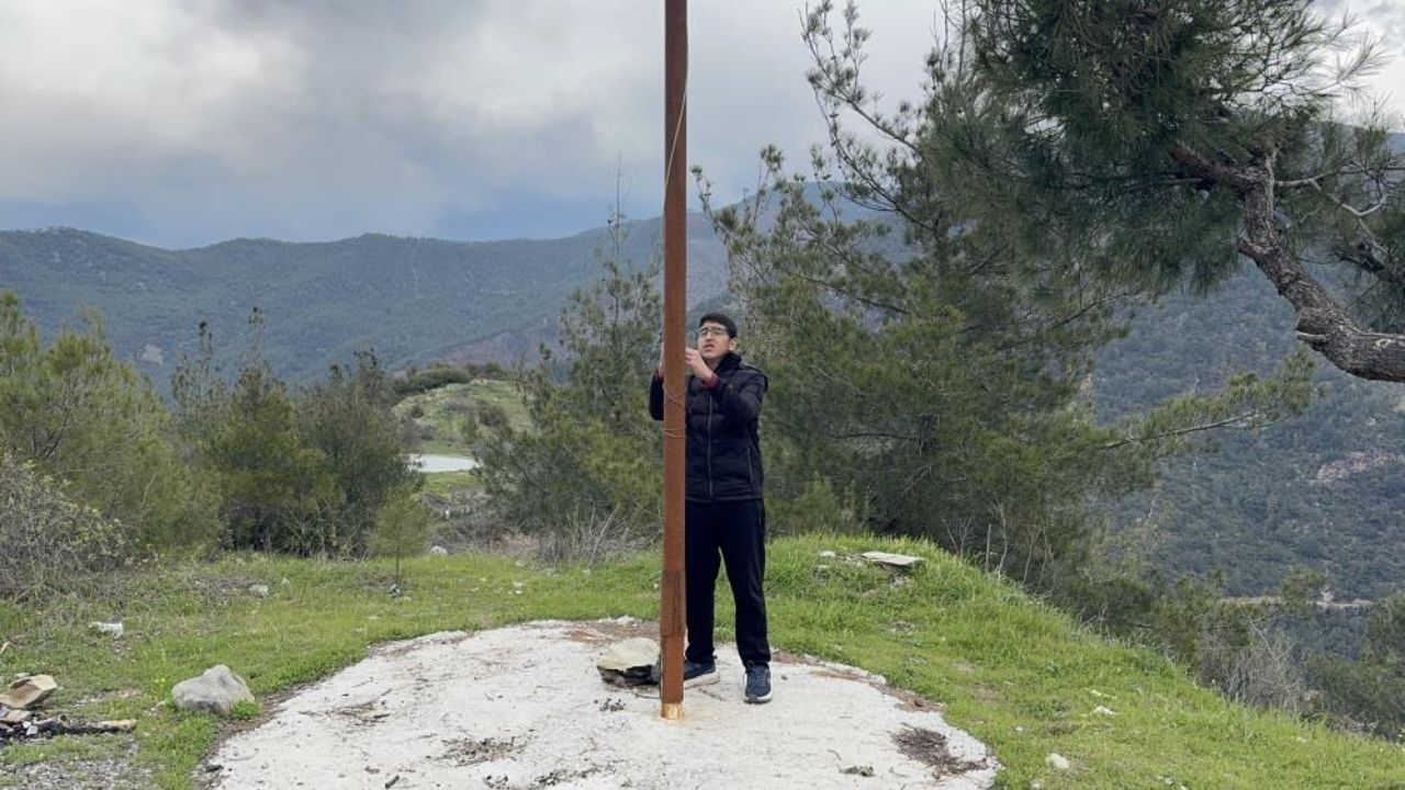 Osmaniye’de Gençten Örnek Davranış Yıpranan Türk Bayrağını Yenisiyle Değiştirdi (1)