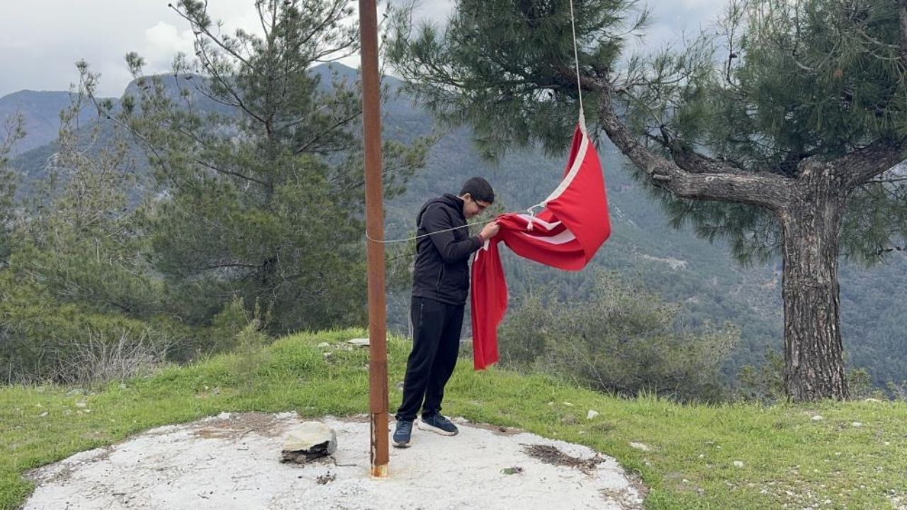 Osmaniye’de Gençten Örnek Davranış Yıpranan Türk Bayrağını Yenisiyle Değiştirdi (2)