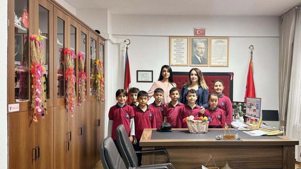 Osmaniye’de Kalpleri Isıtan Sürpriz Öğrencilerden Öğretmenlerine Çikolatalı Teşekkür (1)