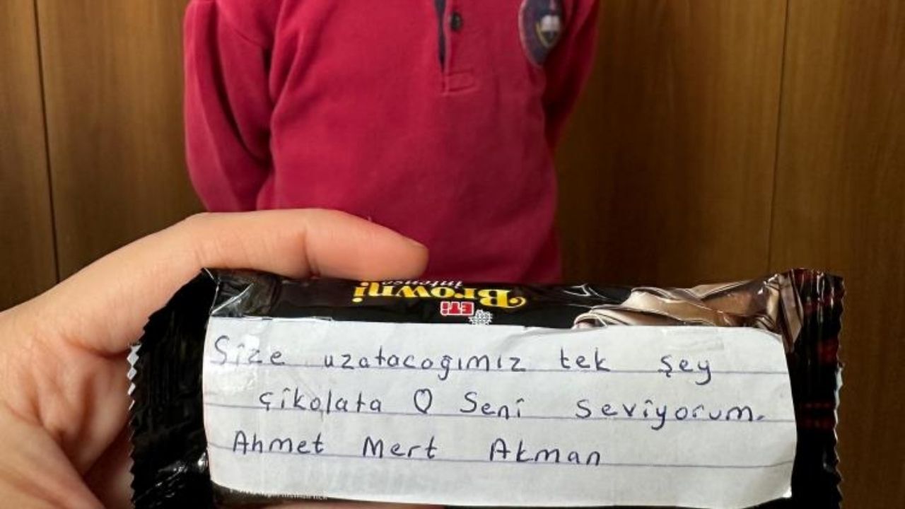 Osmaniye’de Kalpleri Isıtan Sürpriz Öğrencilerden Öğretmenlerine Çikolatalı Teşekkür (2)