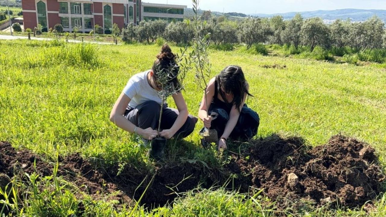 Osmaniye’de Okü Öğrencileri Kahramanmaraş Şehitleri İçin Fidan Dikti (4)
