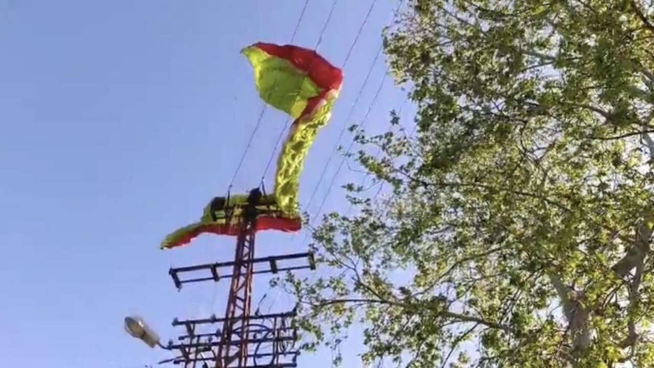 Osmaniye'de Paraşüt Pilotu Elektrik Tellerine Takıldı (1)