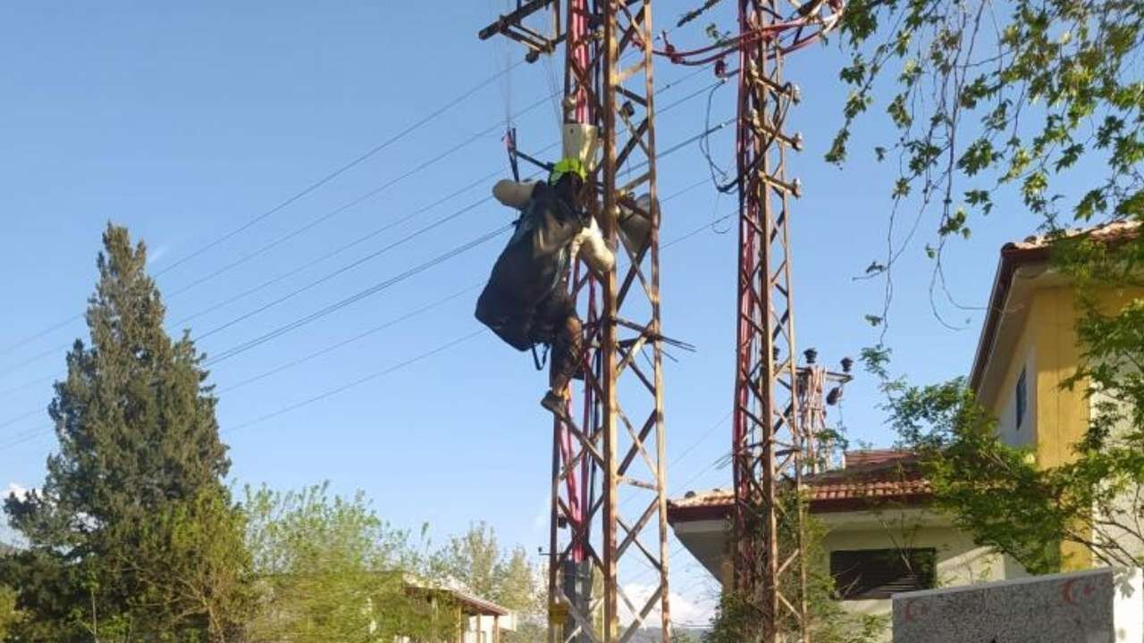 Osmaniye'de Paraşüt Pilotu Elektrik Tellerine Takıldı (2)