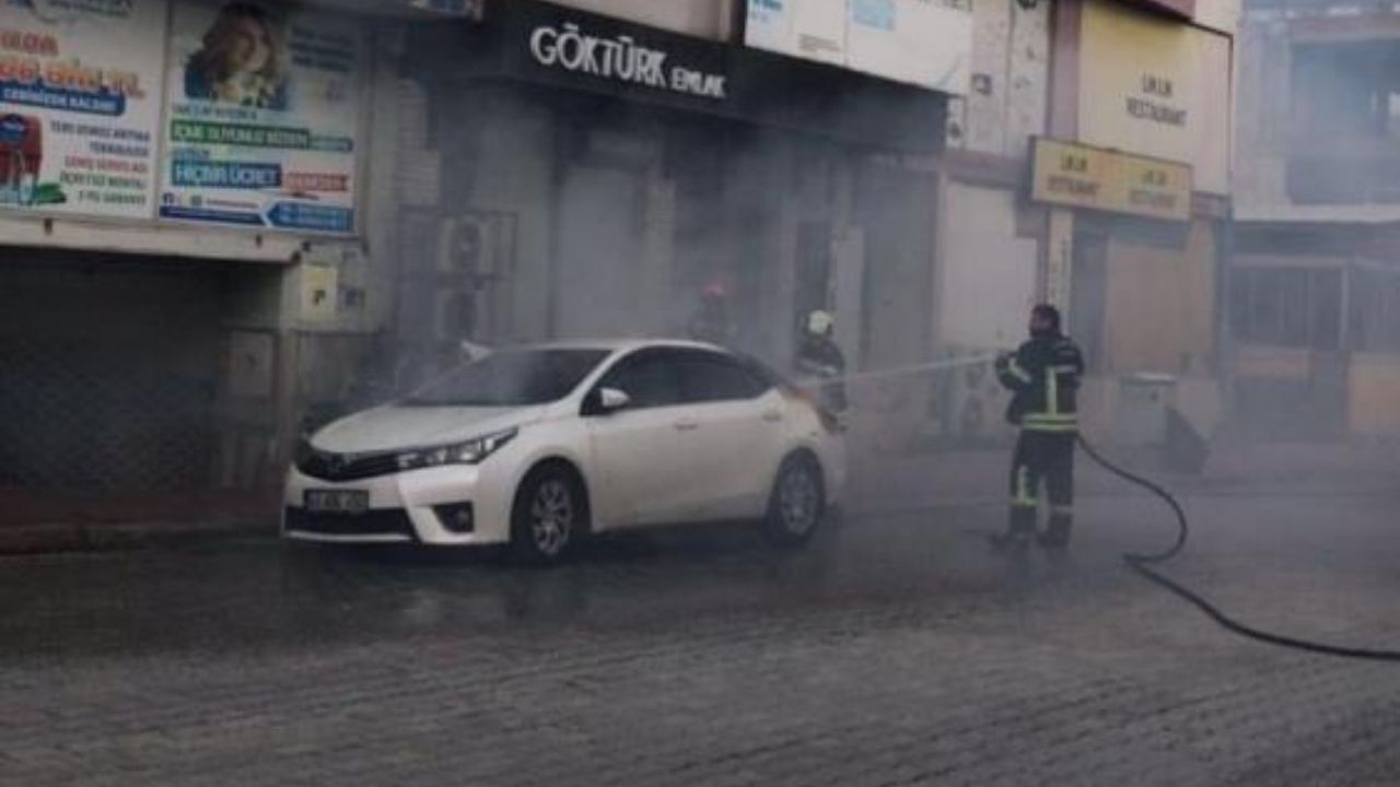 Osmaniye’de Park Halindeki Otomobil Alev Alev Yandı Trafik Polisinden Kahramanca Müdahale (1)