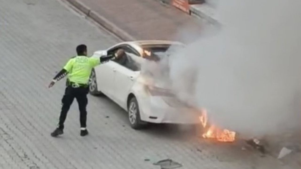 Osmaniye’de Park Halindeki Otomobil Alev Alev Yandı Trafik Polisinden Kahramanca Müdahale (2)