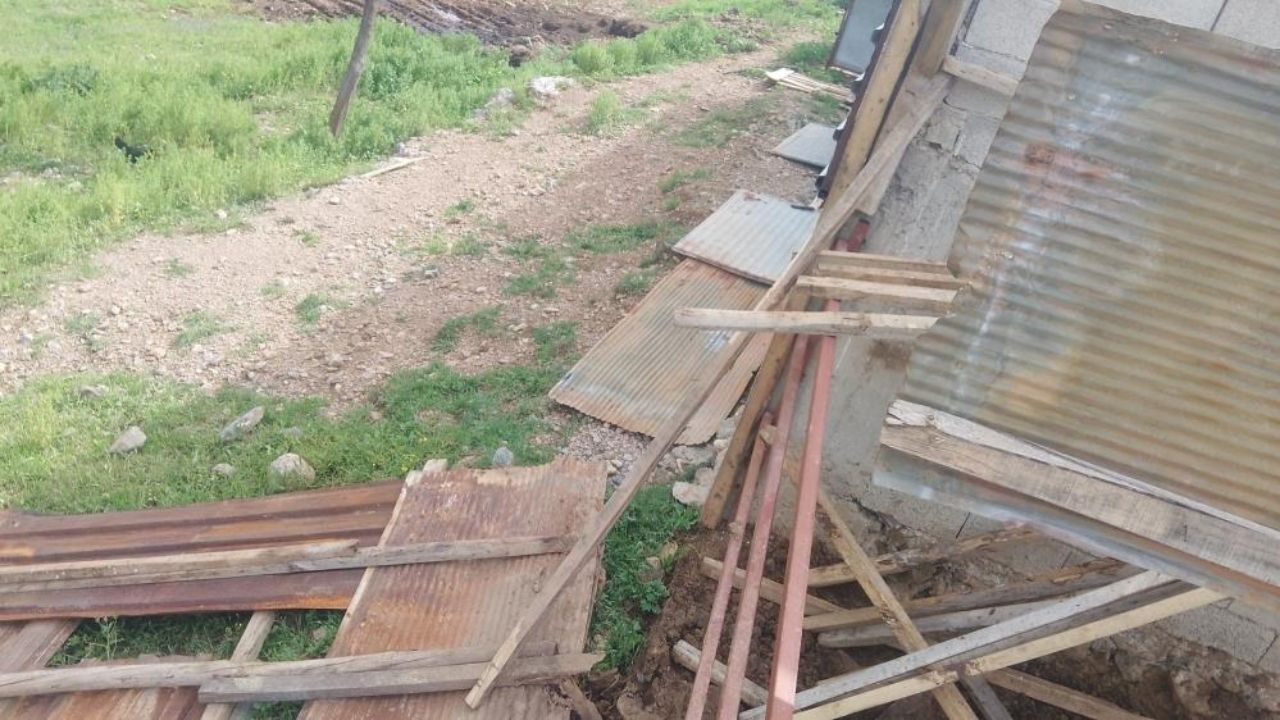 Osmaniye’de Şiddetli Sağanak Ve Fırtına Ahırın Çatısı Kağıt Gibi Uçtu