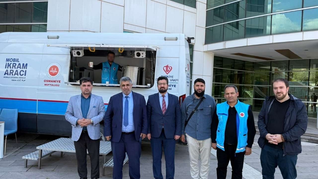 Osmaniye’de Üniversite Kampüsünde İçleri Isıtan Görüntü Herkes Kuyruğa Girdi! (1)